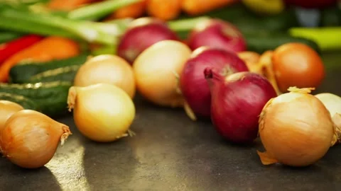 Close-up slow motion video of fresh onions rolling on the table. Vídeos de archivo 296362629