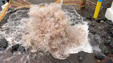 Close up slow-motion of water pipe leak. Vídeos de archivo 151952319