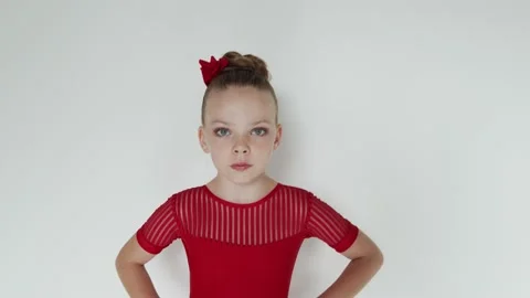 Close up slow move of a lady in red dress Vídeo Stock 157149190