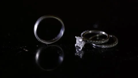 Close Slow spinning wedding ring engagement ring Vídeos de archivo 170373401