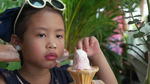 Close up small child eating ice cream at table. Vídeo Stock 253180221