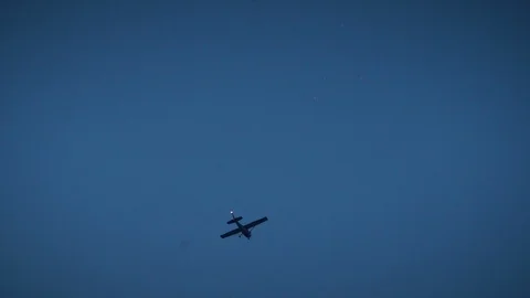 Close up of a small plane flying over a city at night. Vidéo 103194633