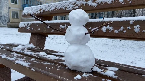 Close-up, Small snowman in winter to stand on the bench Video stock 127555072