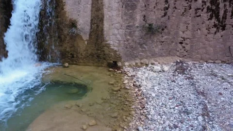 Close-Up of a Small Waterfall Pond in a Rocky River Valley Vídeo Stock 305235129