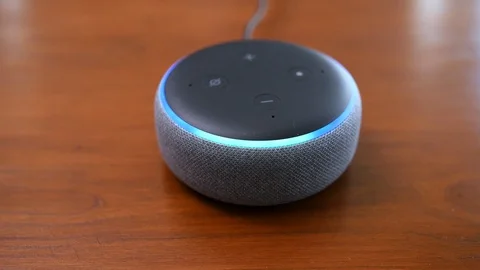 Close Up of Smart Speaker Lighting Up for Long Response to Question 스톡 동영상 99733987