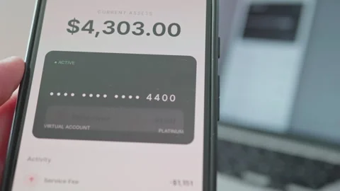 Close-up of smartphone displaying bank security alert and restricted Vídeos de archivo 335518751