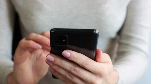 Close-up of a smartphone in female hands. Vidéo 150236166