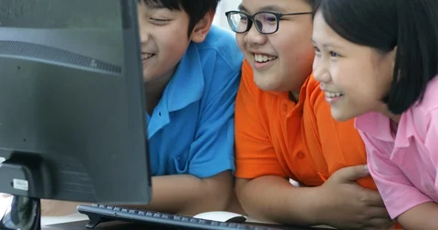 Close up of Smiling asian pupils using a desktop computer in the classroom . 스톡 동영상 89767833