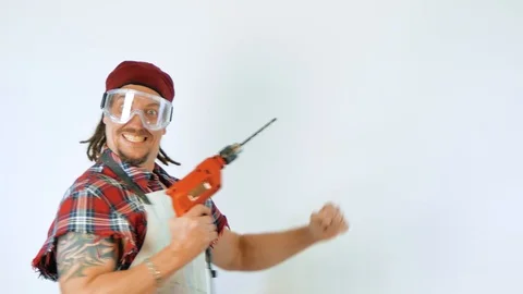 Close up smiling builder in suit with drill. Construction and maintenance. Vídeo Stock 105151858