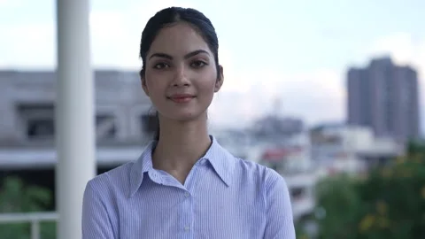 Close up Smiling confident young pretty Indian ethnic woman looking at camera. Vídeo Stock 170429806