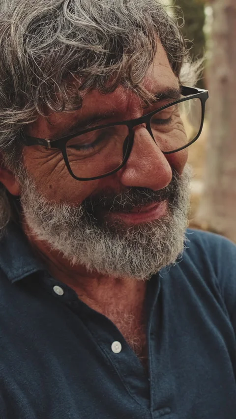 Close-up of smiling elderly man Vídeo Stock 255505513