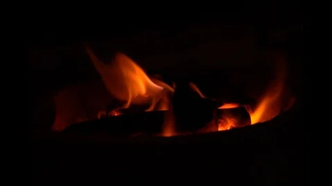 Close up of smoldering charcoal in a fireplace Video stock 101276143