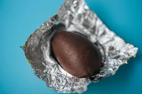 Close-up of a smooth chocolate Easter egg, partially. Fotos de archivo