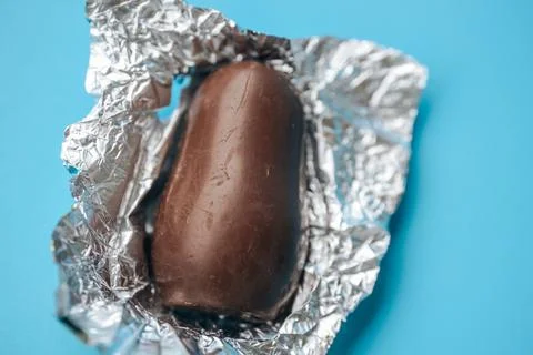 Close-up of a smooth chocolate Easter egg, partially. Fotos de archivo
