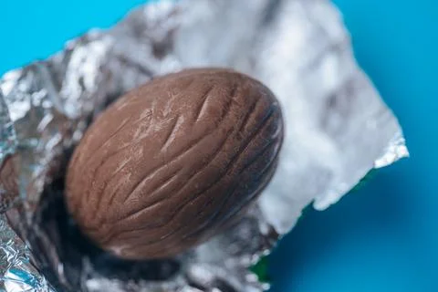 Close-up of a smooth chocolate Easter egg, partially. Fotos de archivo