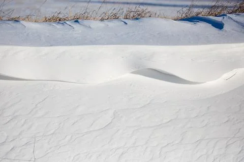 Close-up of snow wave patterns caused by wind Foto stock