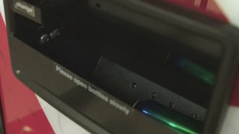 Close up of a soda can falling into the removal area of a vending machine Vídeo Stock 75058951