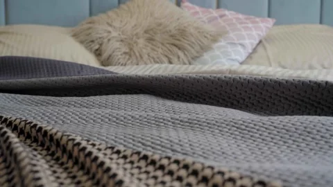 Close-up of soft bedroom textiles Vidéo 321399536