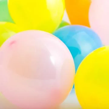 Close-up of soft plastic pit balls in warm hues Foto stock