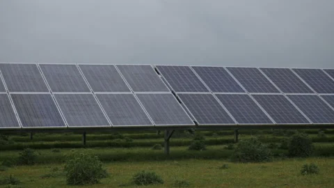 Close up of a solar panel farm renewable energy Vídeo Stock 133502939