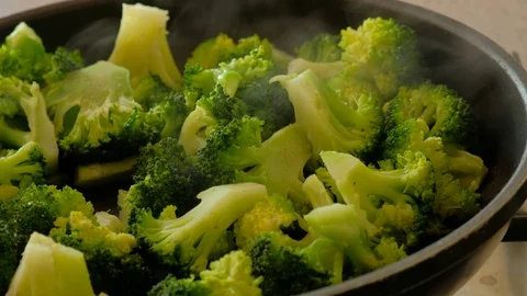 Close up of some green cooked broccoli, healty vegetarian diet Видео 126922018