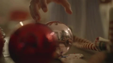 Close up of someone hand taking pink Christmas ball ornament Vidéo 334031767