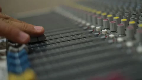 A close-up of the sound mixer and keys. Close-up Vídeos de archivo 276556399