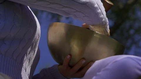 Close-up sound therapy session singing bowl, Himalayan bowls, Tibetan bowls 動画素材 107657189