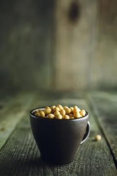 Close up soy beans in cup Foto stock