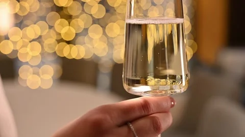 Close-up of sparkling foam and bubbles of champagne in a glass Vídeo Stock 261281190