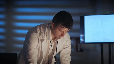 Close up of specialist in electronics working with control electronics scheme. Vídeos de archivo 112918792