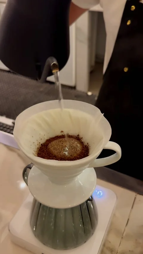 Close up of specialty coffee brewing process using two V60 ceramic drippers Vídeo Stock 337636040