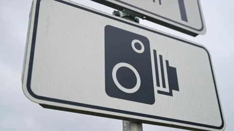 Close up of speed camera sign on metal pole under cloudy sky 스톡 동영상 319293786