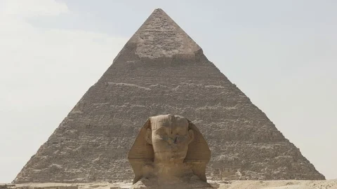 Close up of the sphinx with the pyramid of khafre in the background at giza 스톡 동영상 72913891