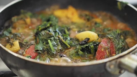 Close Up Of A Spinach And Potato Curry Cooking, London, UK Vídeos de archivo 133120187