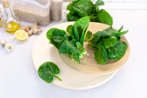 Close-up of spinach on the kitchen table on a light background Foto stock