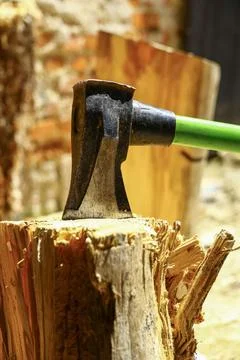 Close up of splitting axe embedded in chopped firewood log ready for work Stockfoto's