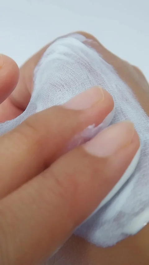 Close up of spreading white sunscreen cream on skin, sun protection skincar.. Vídeos de archivo 331255093