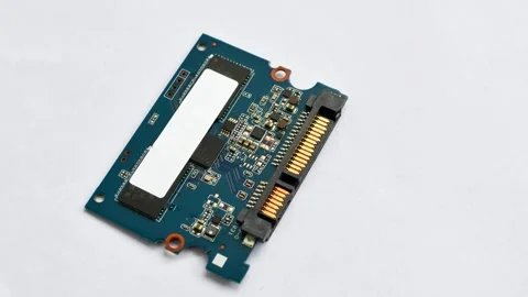 Close-up of an SSD circuit board, showcasing the complexity and precision o.. Vídeo Stock 261097384