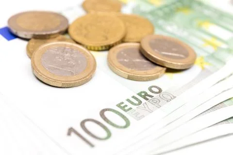 Close-up Stack of 100 Euro banknotes and coins, perspective view. Stock-Fotos
