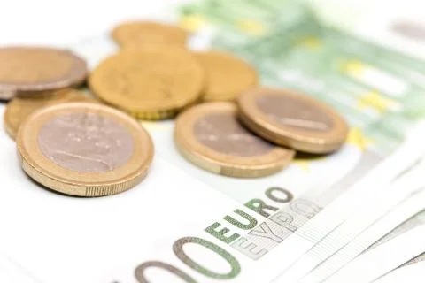 Close-up Stack of 100 Euro banknotes and coins, perspective view. Stock-Fotos
