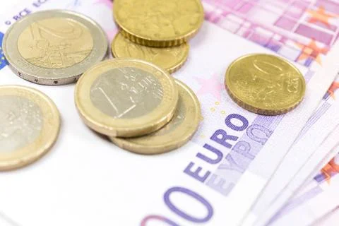Close-up Stack of 500 Euro banknotes and coins, perspective view. Stock-Fotos