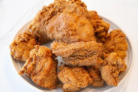 Close-up of a stack of deep-fried boneless chicken pieces Stock-Fotos