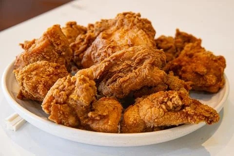 Close-up of a stack of deep-fried boneless chicken pieces Stock-Fotos