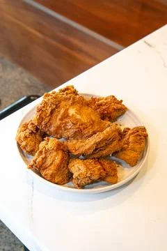 Close-up of a stack of deep-fried boneless chicken pieces Stock-Fotos