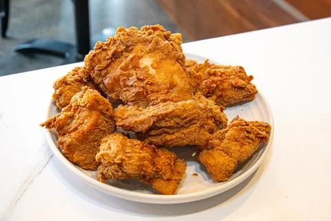 Close-up of a stack of deep-fried boneless chicken pieces Stock-Fotos