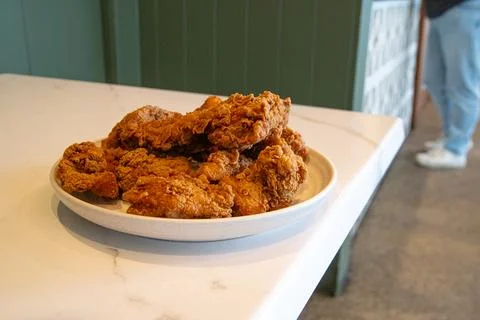 Close-up of a stack of deep-fried boneless chicken pieces Stock-Fotos