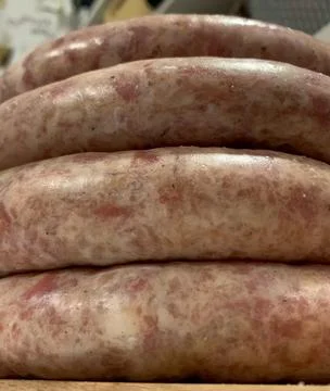 Close-up of a stack of fresh pork sausages cooked in the home kitchen Foto stock