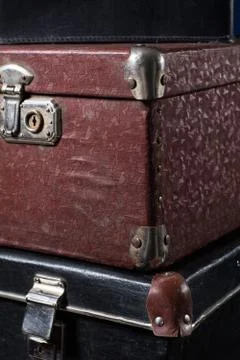 Close-up of a stack vintage shabby suitcases Stockfoto's