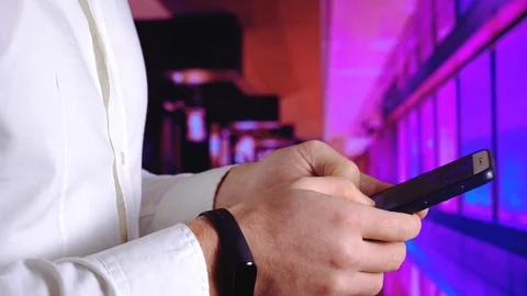 Close up of start write message on phone in a modern restaurant. Man write text Vidéo 101800747